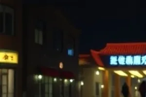 《白夜裁缝》裁缝铺内景，暖灯与成排线轴形成对比